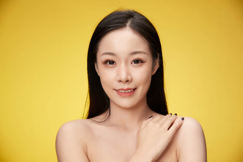 亚洲美女面部特写化妆护肤图片