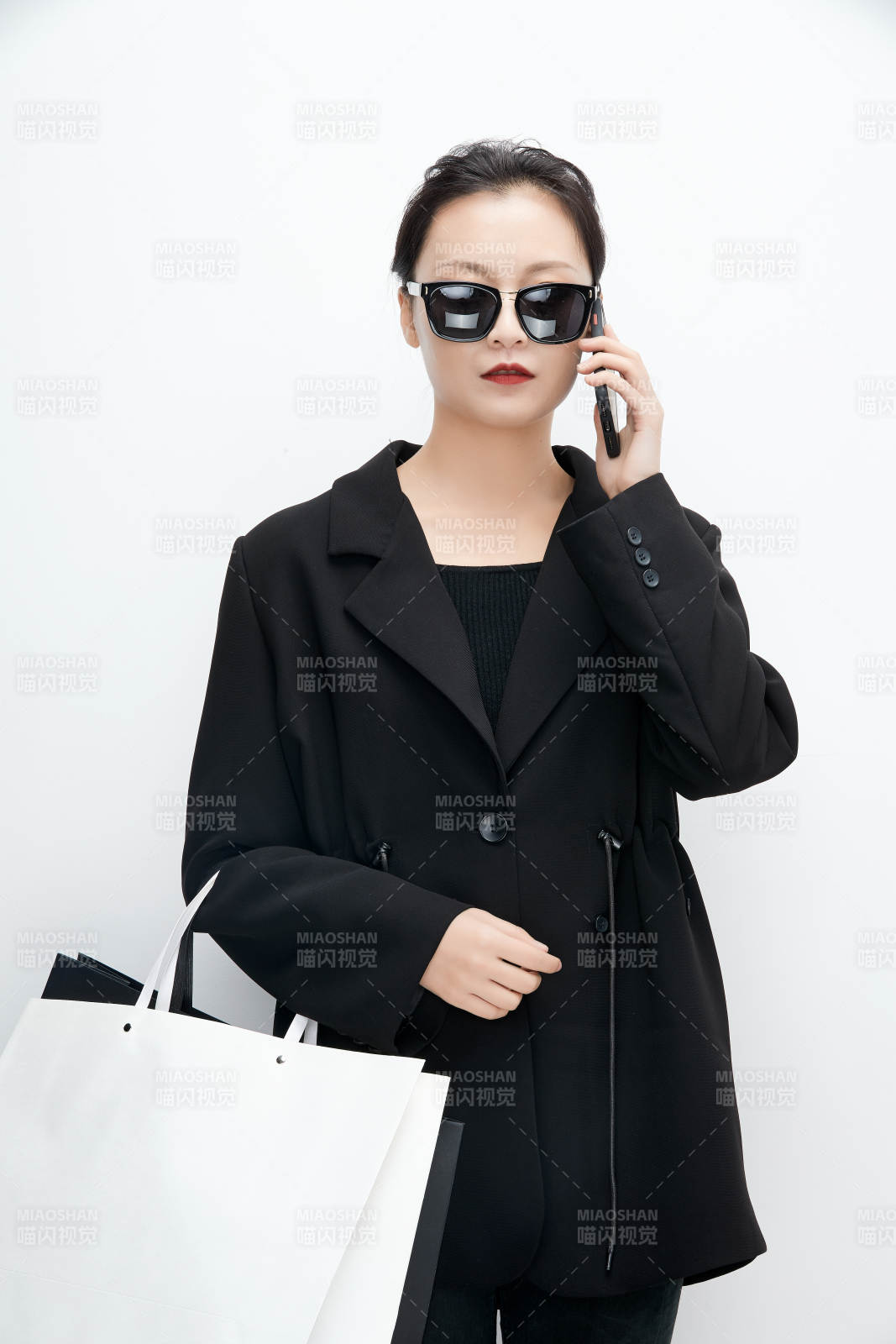 白色背景下手提购物袋时尚美丽的亚洲少女图片