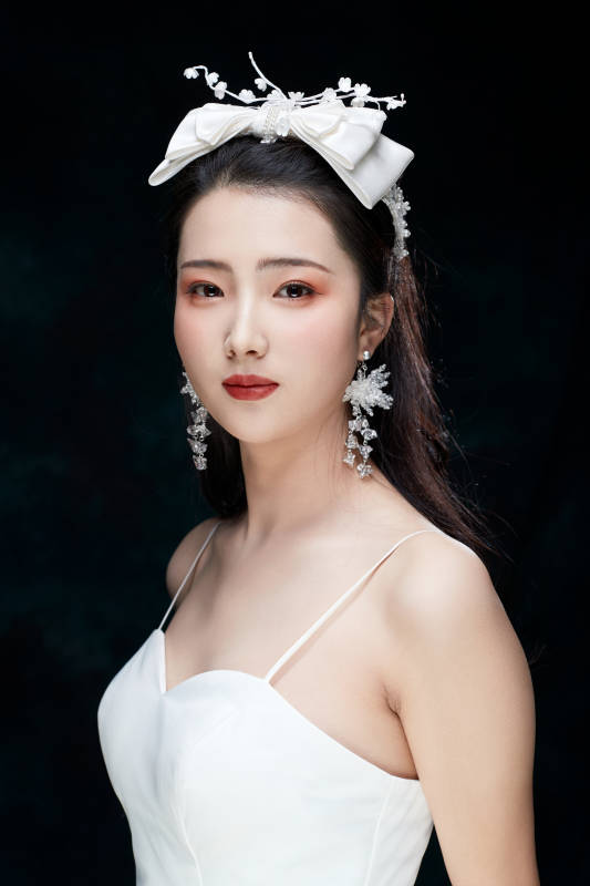 黑色背景下的女性复古婚纱妆面图片