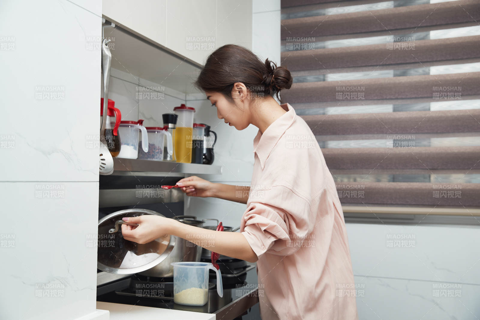 在厨房下厨的年轻亚洲女性图片