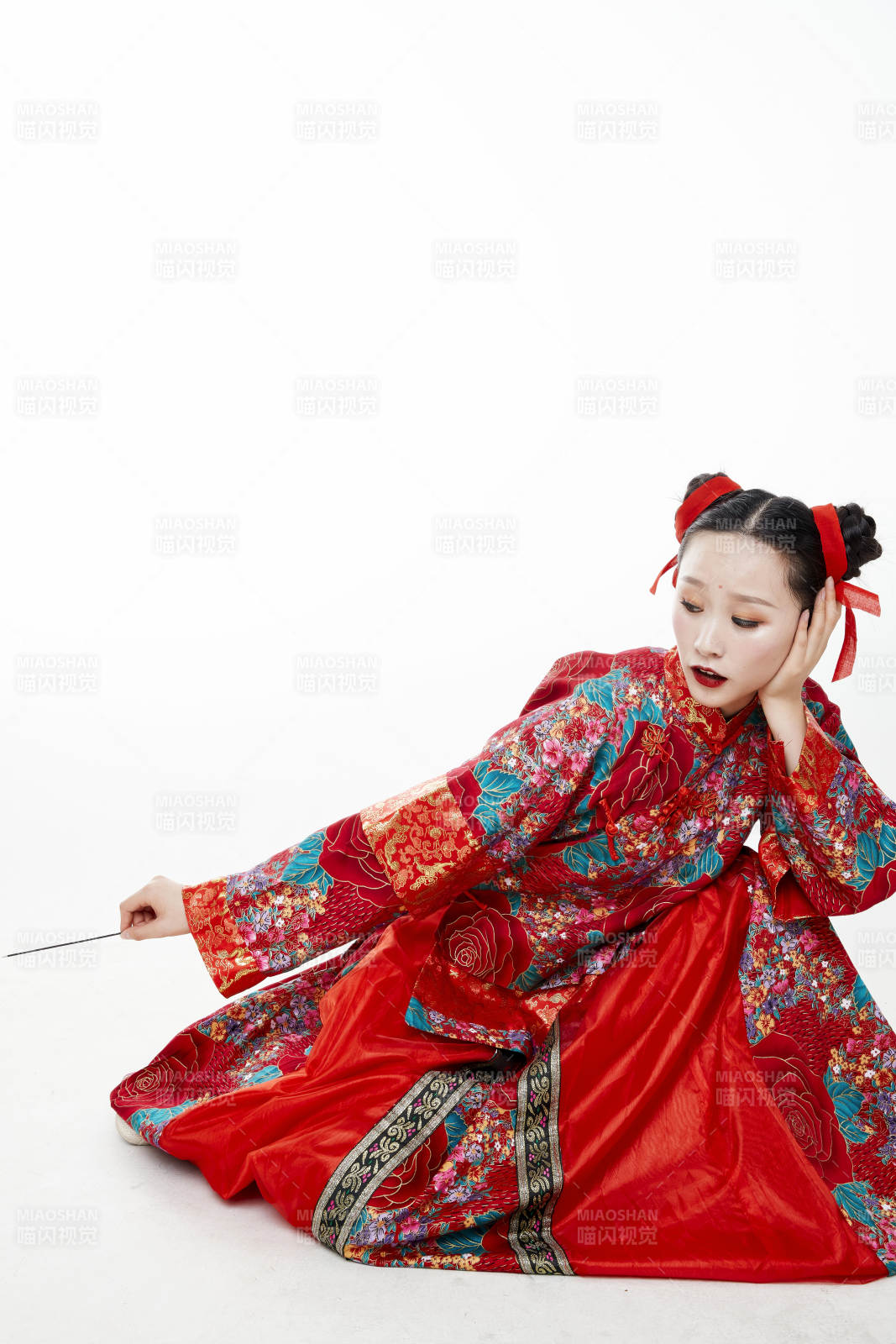 身穿中国传统服饰的青年女性图片