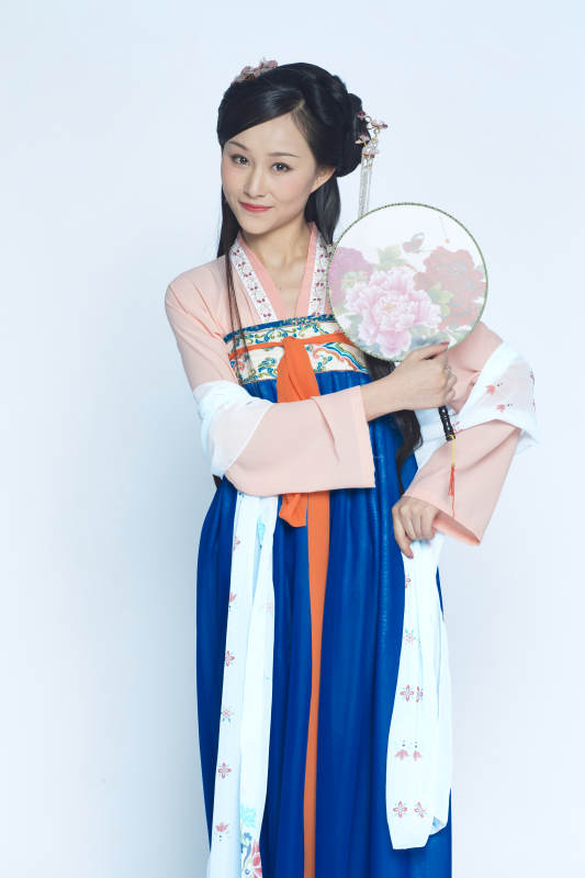 身穿古装的汉服女性人像汉服影棚拍摄图片