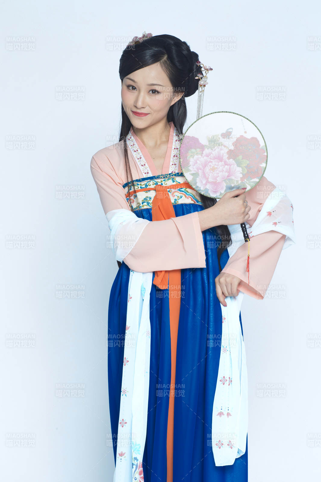 身穿古装的汉服女性人像汉服影棚拍摄图片