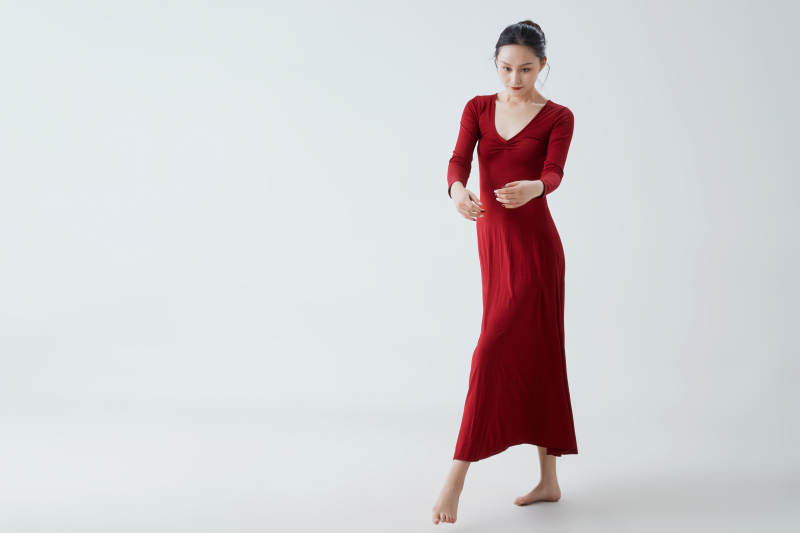 穿着红色长裙翩翩起舞的少女图片