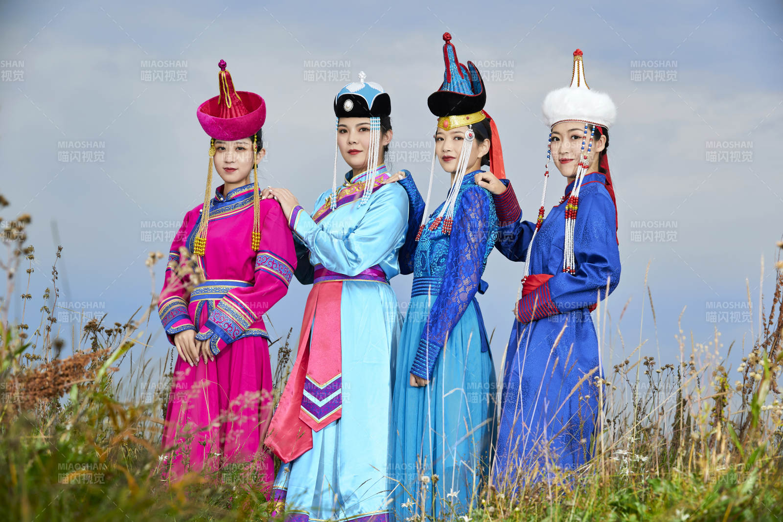 草原上穿着蒙古族传统服饰的年轻蒙族姐妹图片