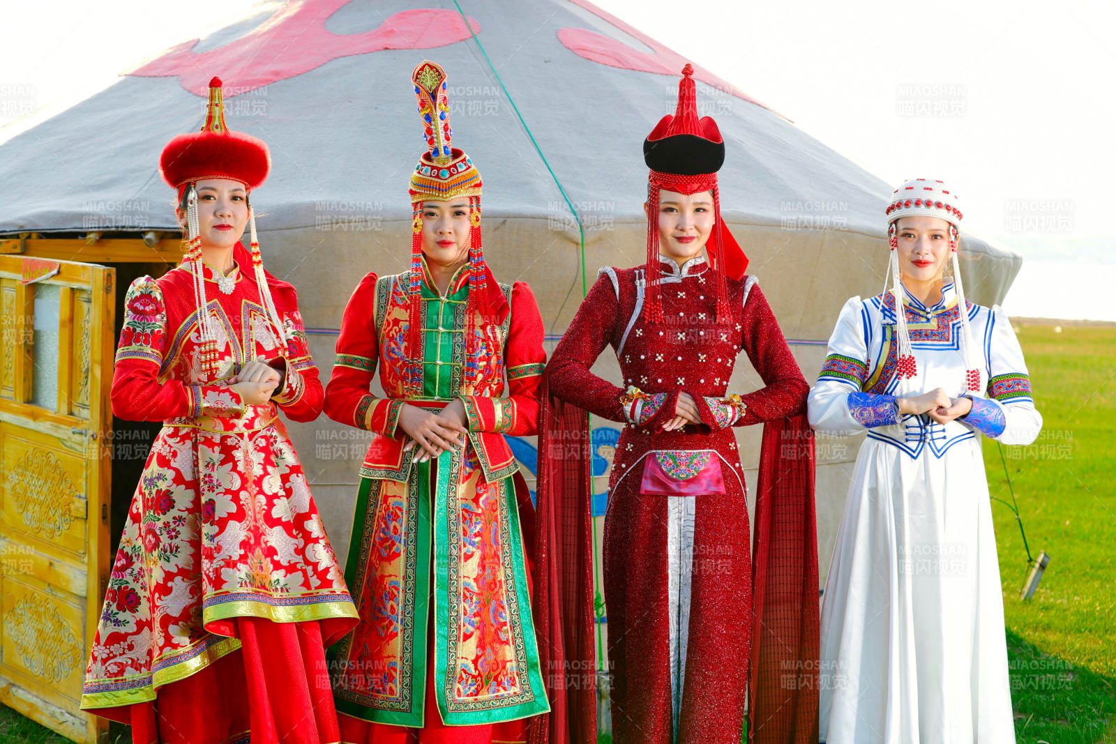 草原上穿着蒙古族传统服饰的亚洲年轻美少女图片