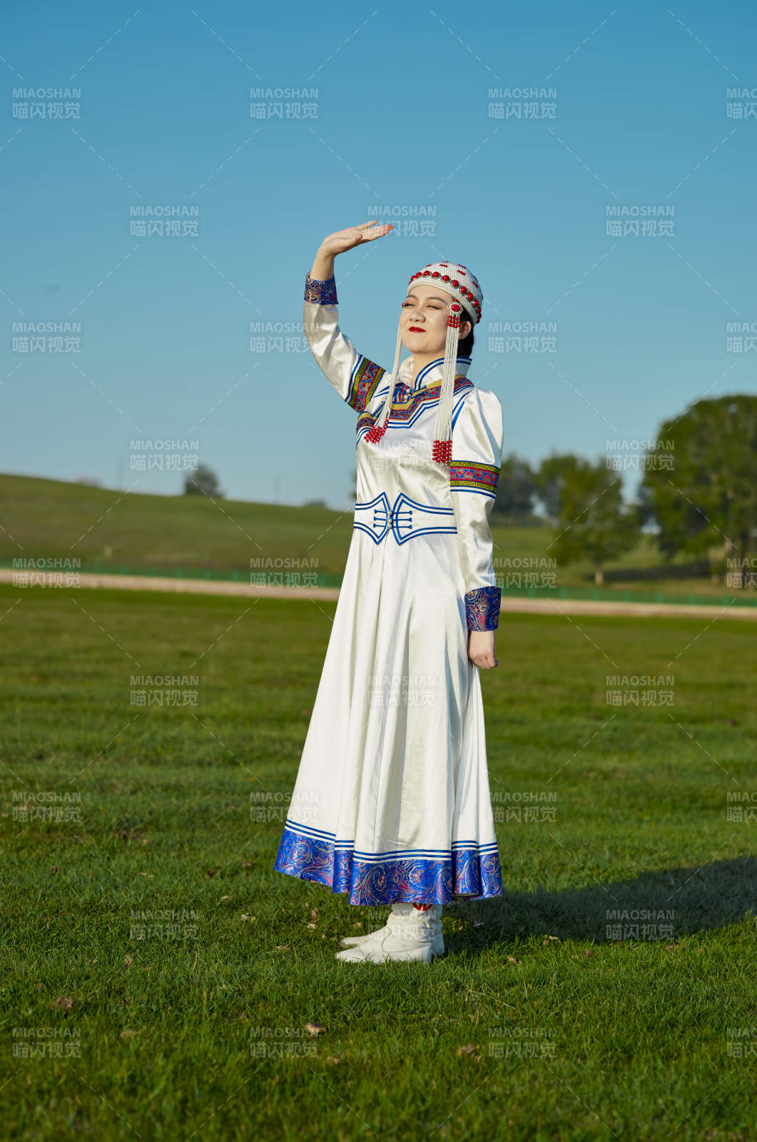 草原上穿着蒙古族传统服饰的亚洲年轻美少女图片