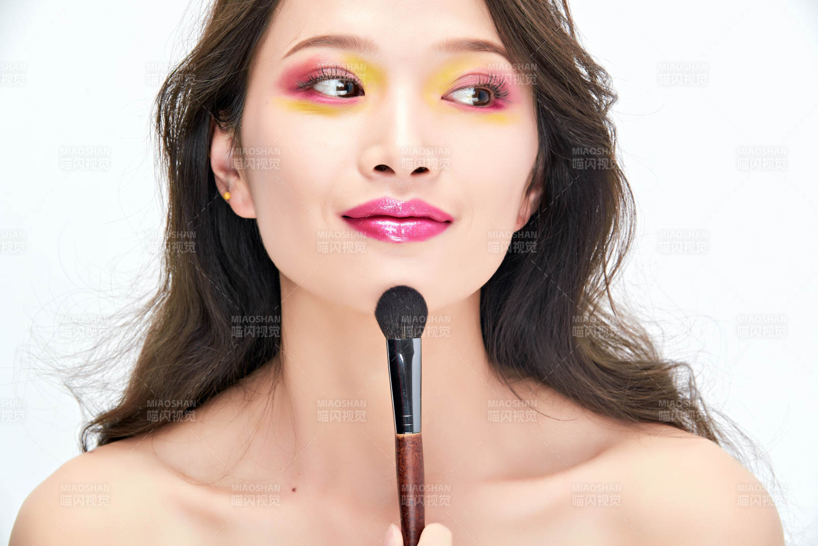 白色背景下棚拍化妆中的美女图片