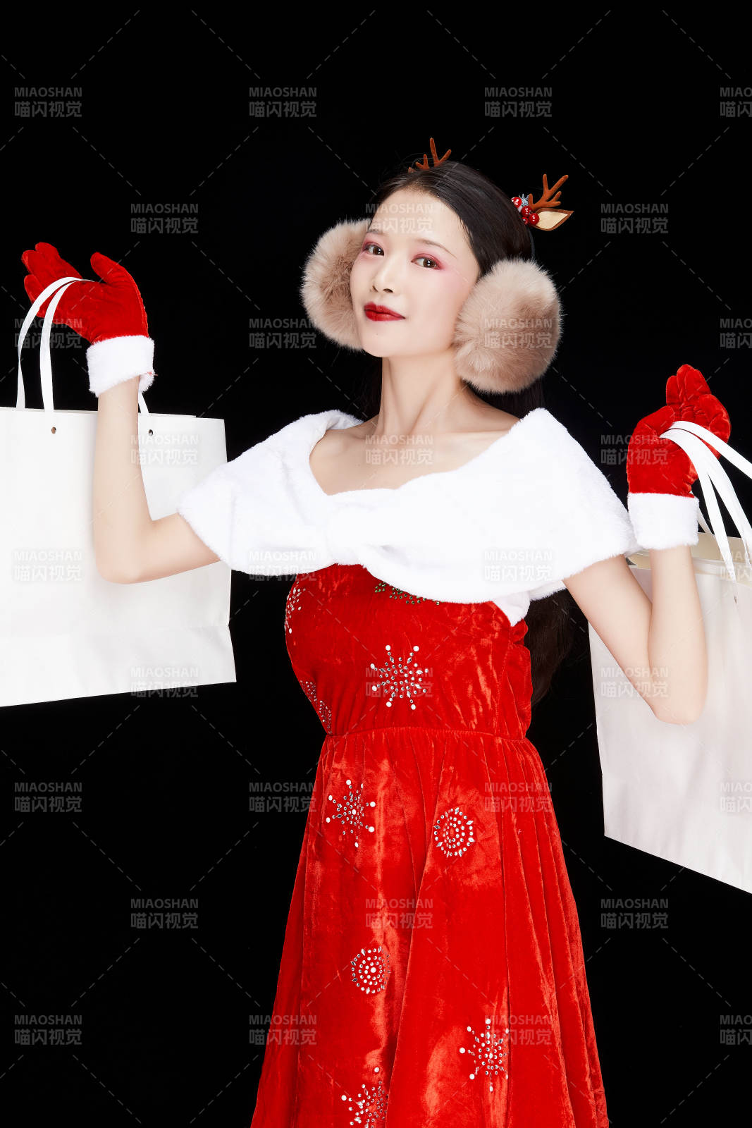 身穿圣诞服饰手提购物袋性感可爱的圣诞女郎图片