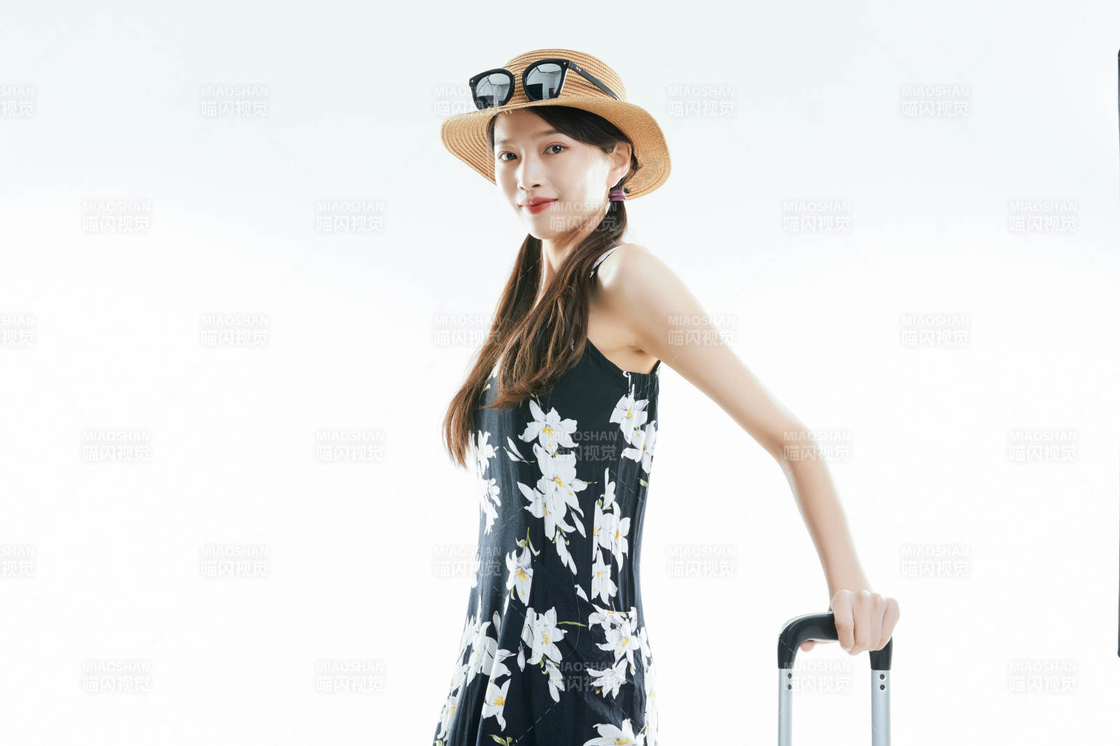 白色背景下准备出发旅行的美丽东方女大学生图片