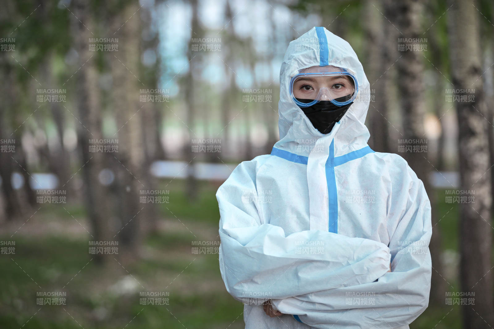 穿白色防护服佩戴护目镜口罩的女性防护人员图片