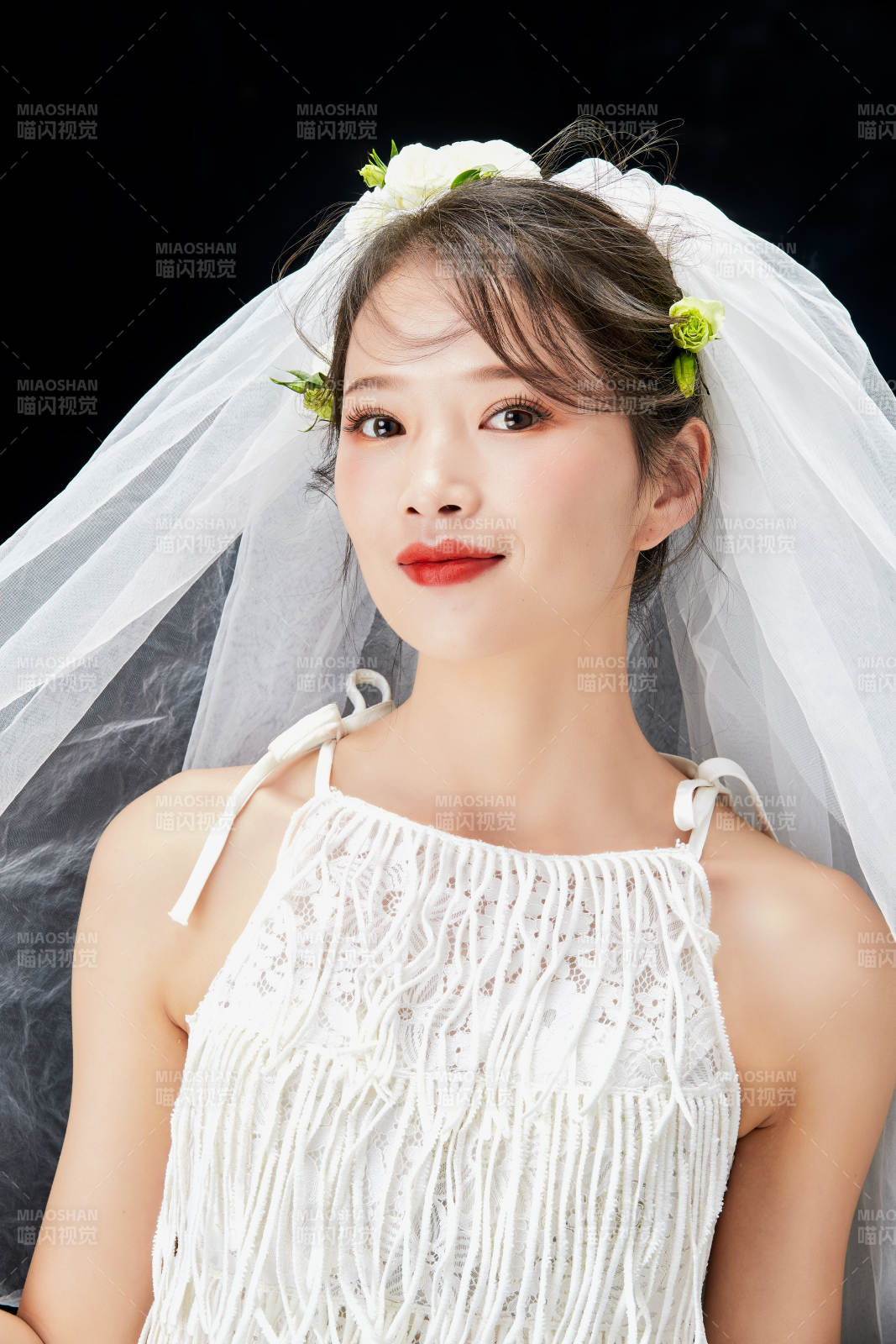 黑色背景下的美妆新娘彩妆人像图片