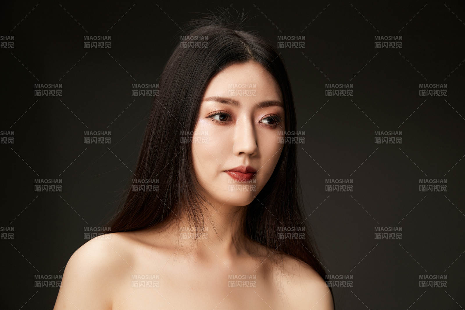 时尚亚洲女性婚纱妆面彩妆图片