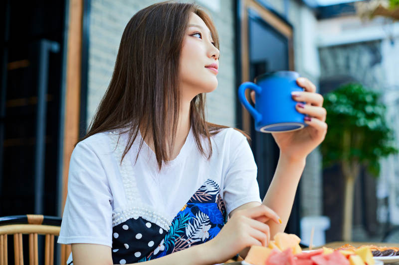 坐在咖啡图书馆吃东西的可爱少女图片