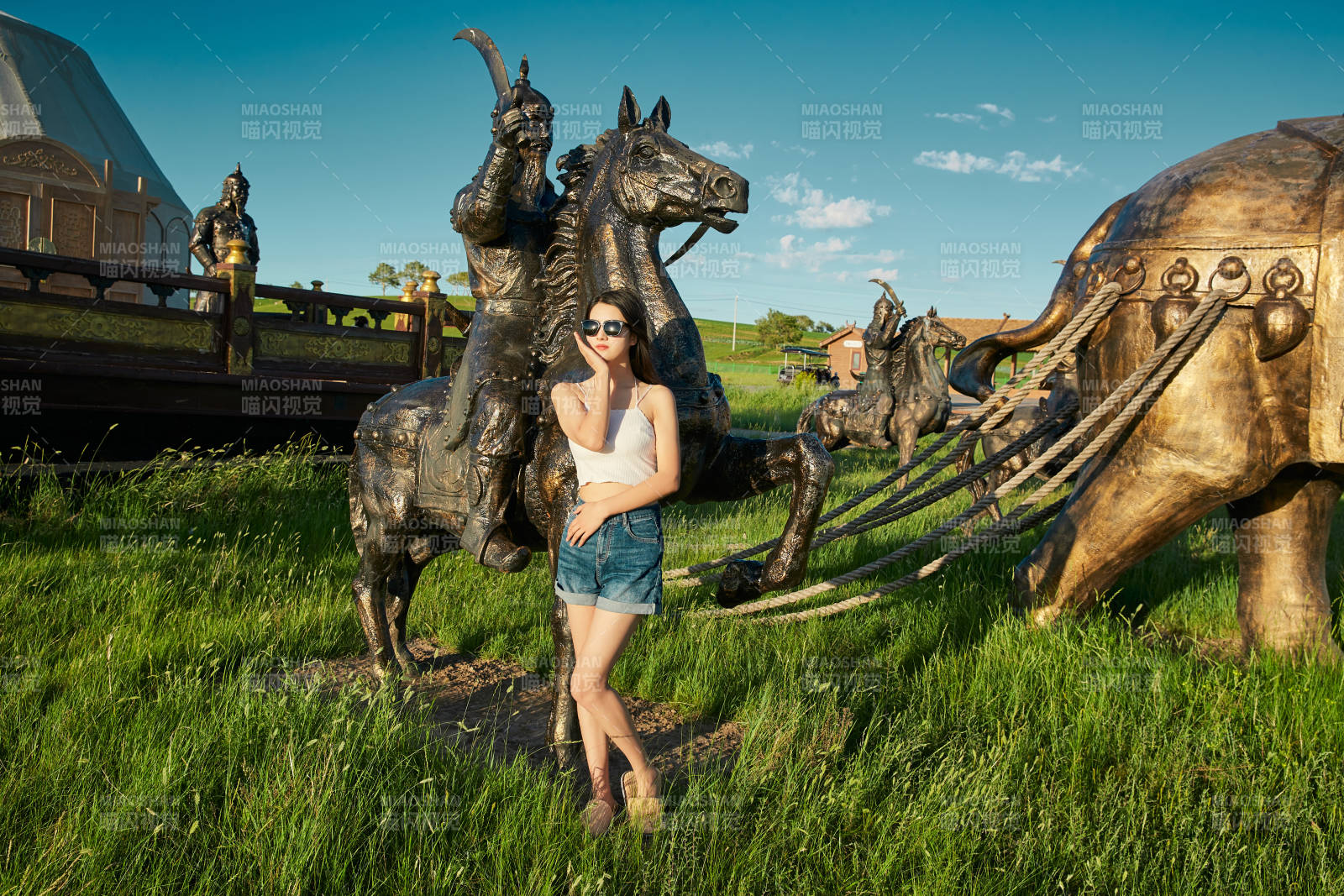 草原湿地公园游玩拍照的亚洲少女图片
