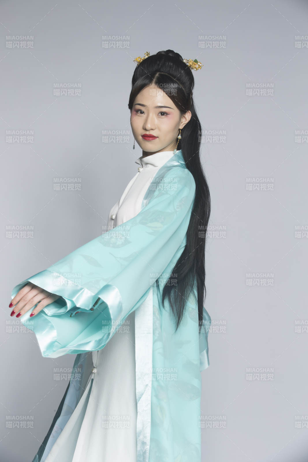 汉服风韵人像棚拍汉服少女图片