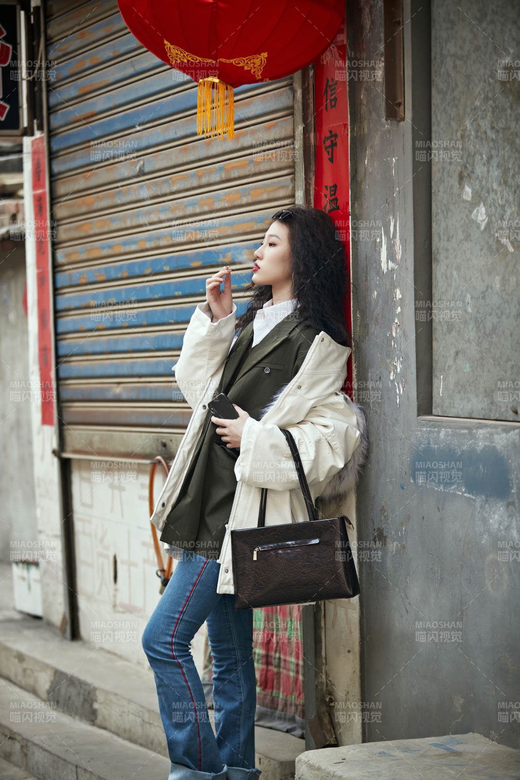 老旧城区里穿着复古港风的美丽清纯少女图片