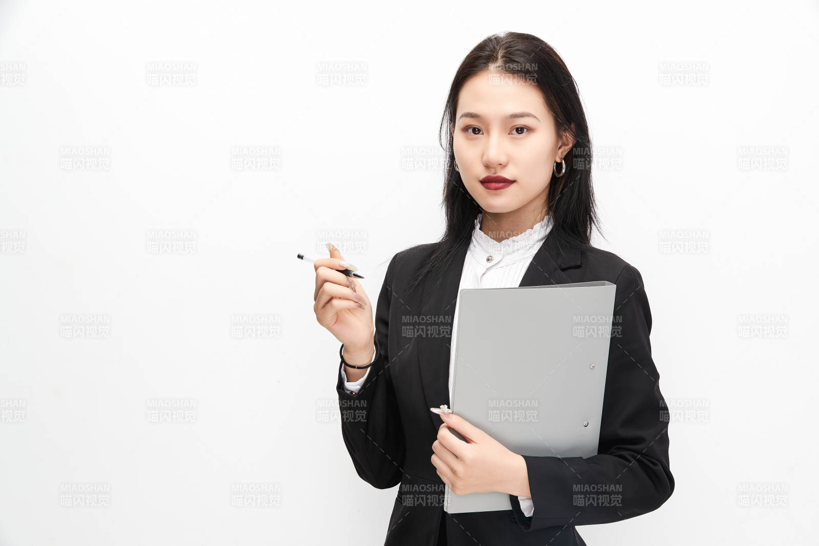 身穿西服拿着文件夹的美丽商务女士图片