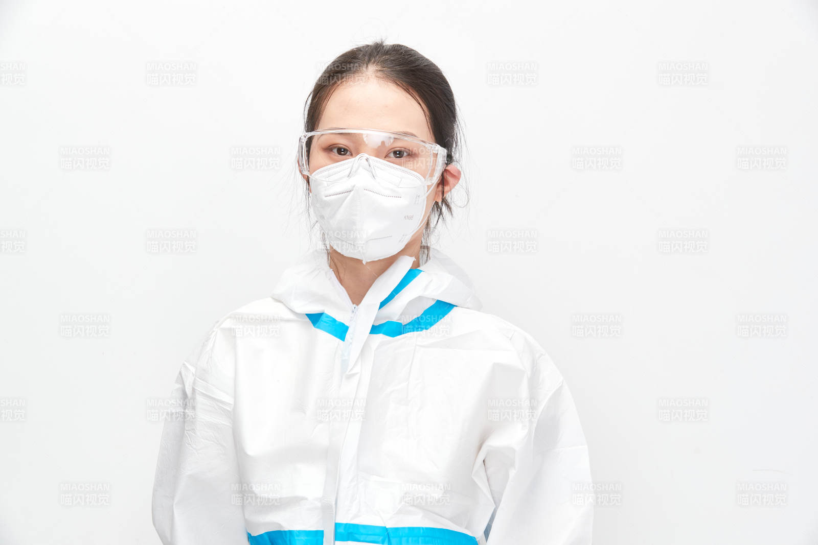 穿白色防护服佩戴护目镜口罩的女性医疗人员图片