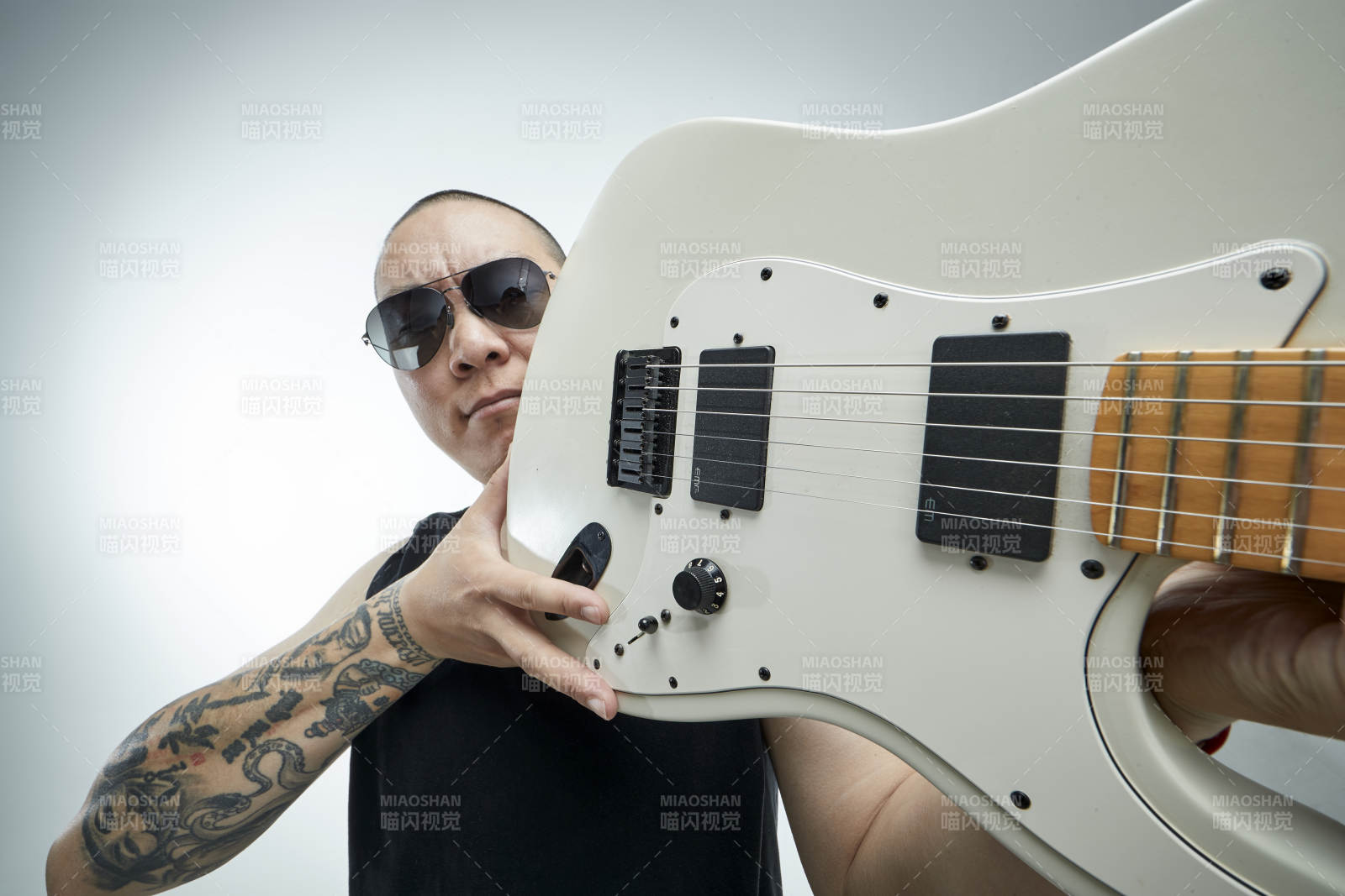 手持电吉他展示演奏的亚洲男性摇滚乐手人像图片