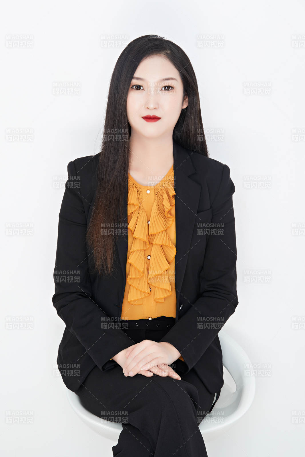 白色背景下的美丽商务女性肖像图片