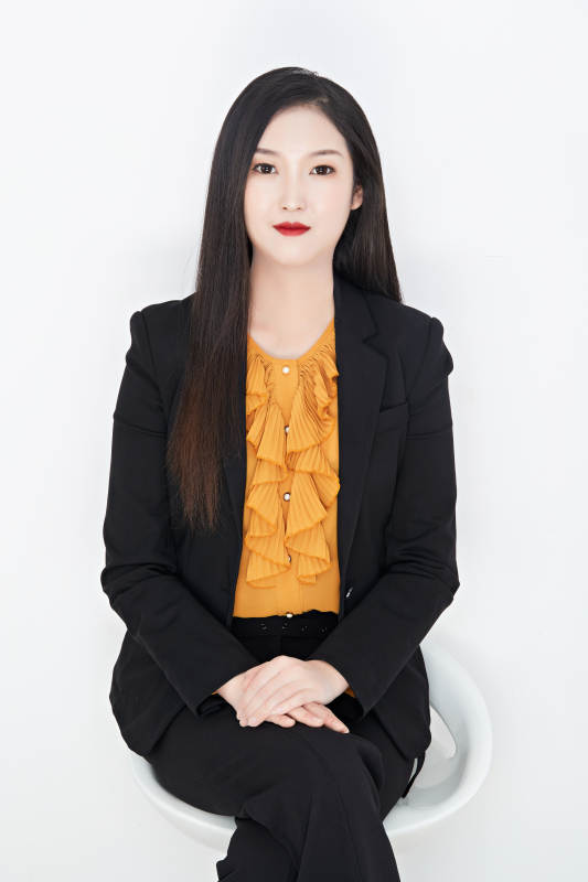 白色背景下的美丽商务女性肖像图片