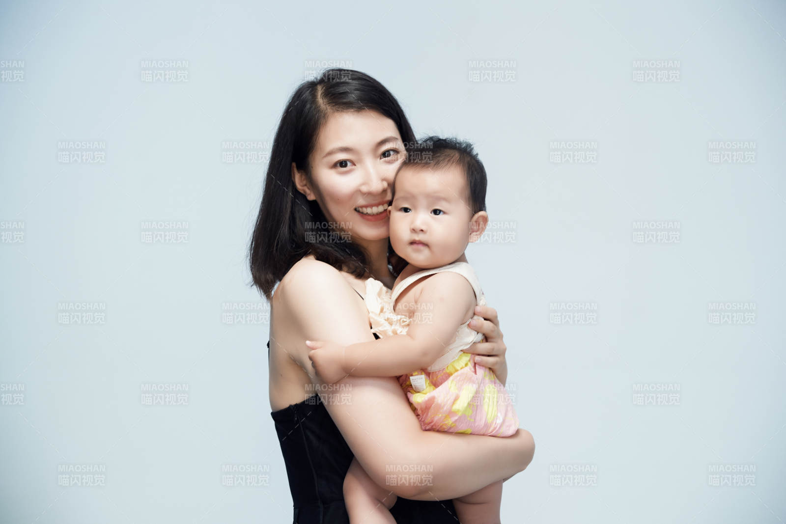 妈妈陪伴宝宝快乐的玩耍图片