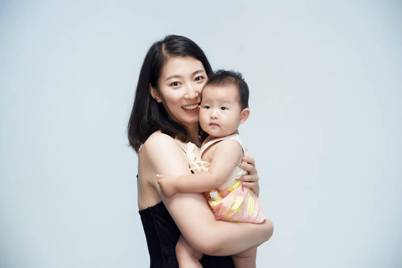 妈妈陪伴宝宝快乐的玩耍图片