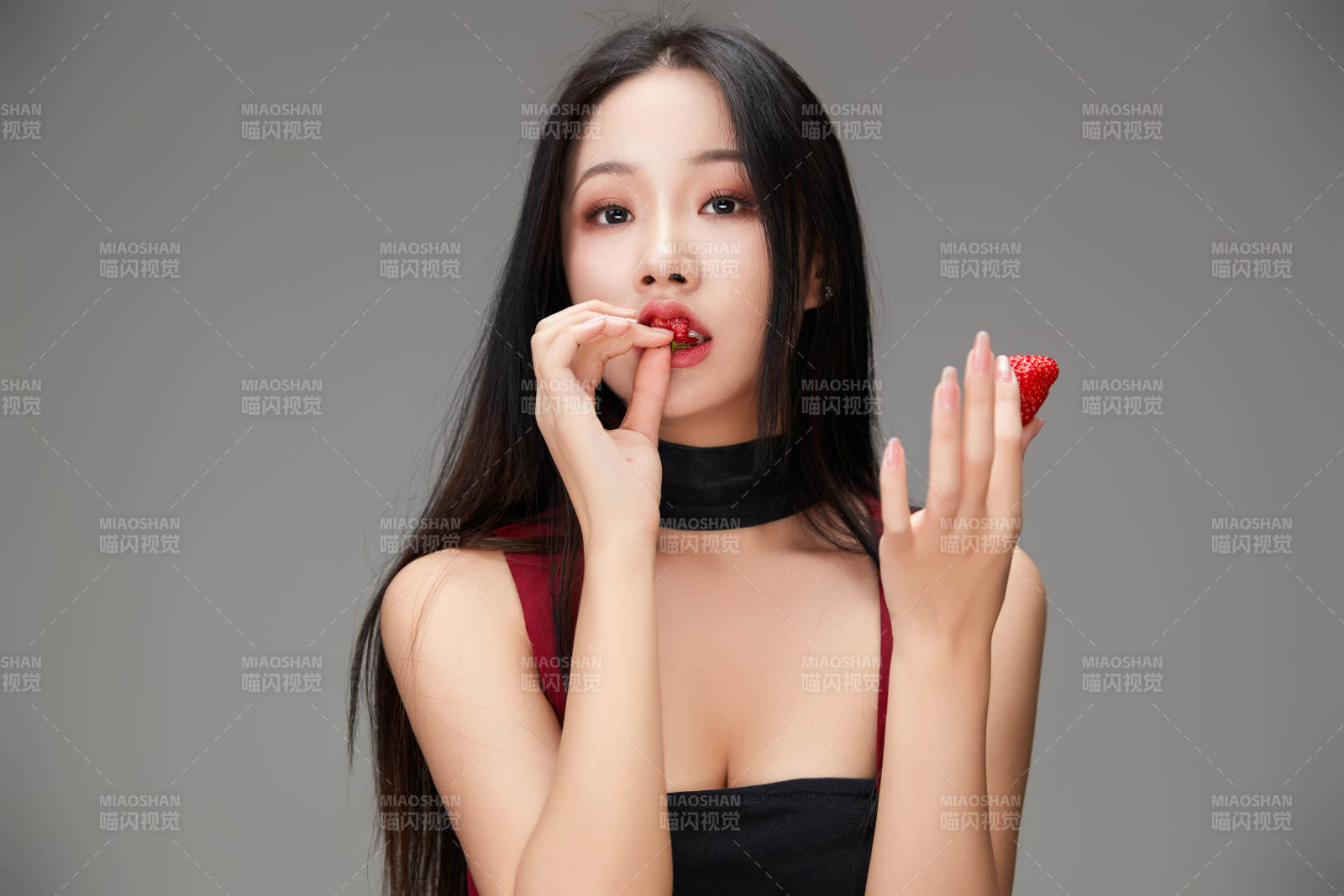 吃水果的亚洲东方长发少女图片