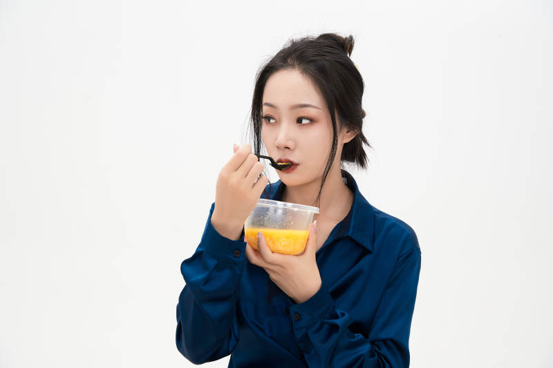 大吃特吃的亚洲可爱少女人像图片