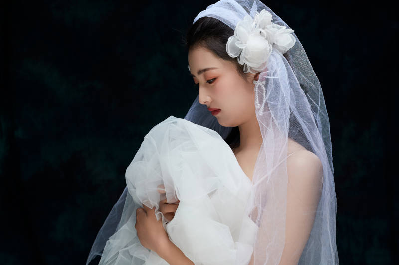 黑色背景下的女性复古婚纱妆面图片