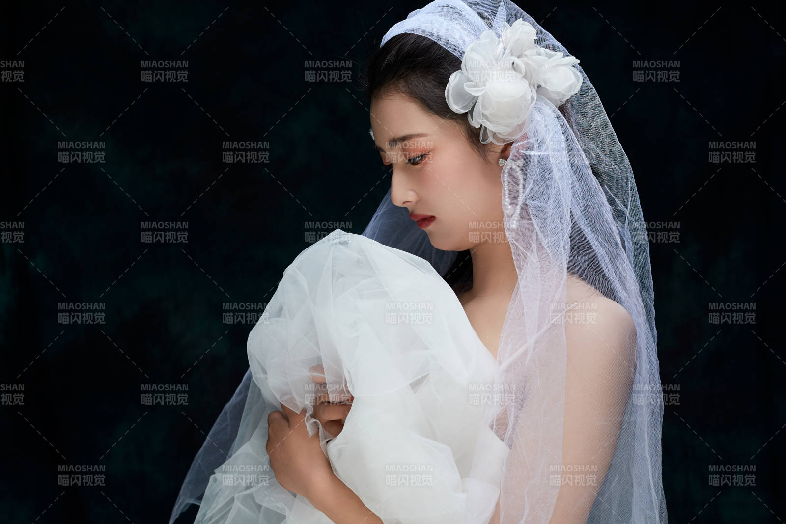 黑色背景下的女性复古婚纱妆面图片