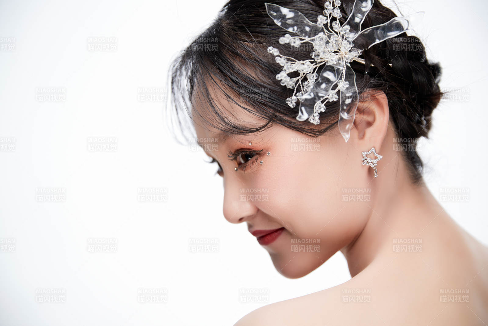 女性婚纱妆面图片