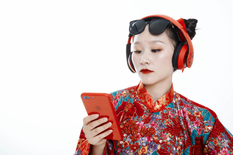 身穿中国传统服饰的青年女性图片