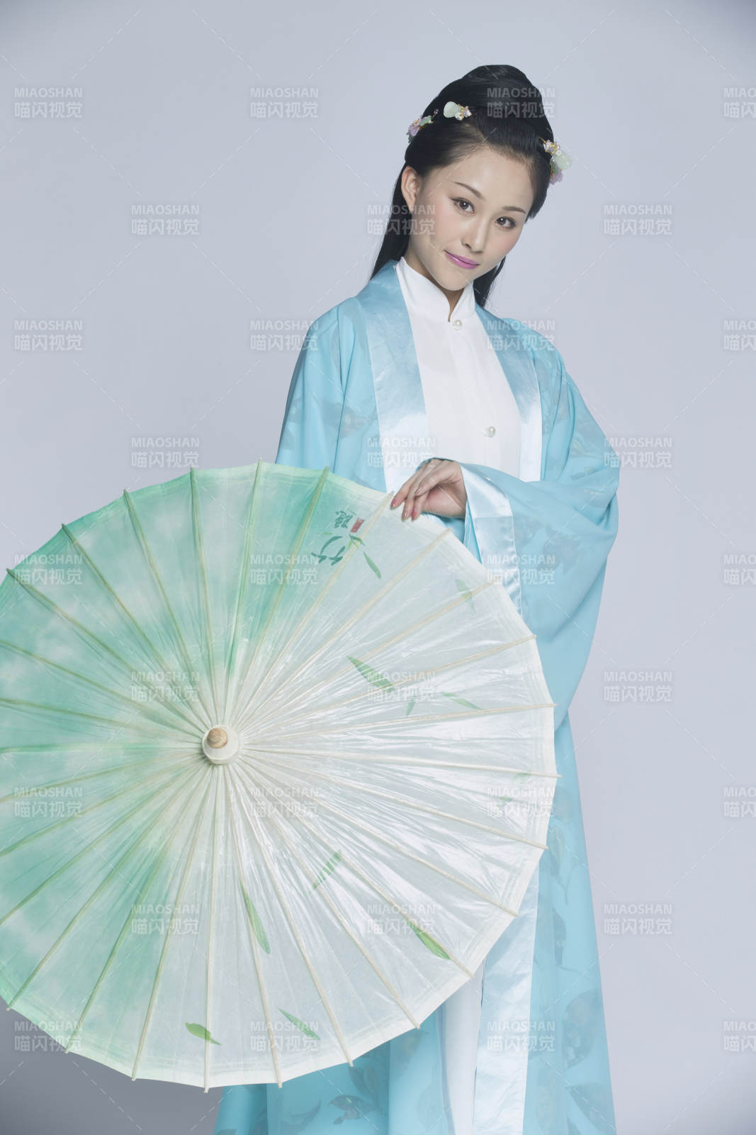 身穿古装的汉服女性人像汉服影棚拍摄图片