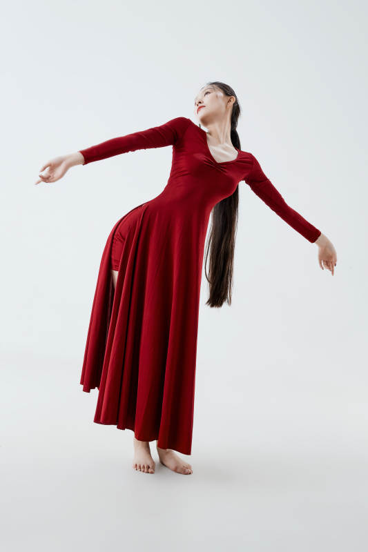 穿着红色长裙翩翩起舞的少女图片