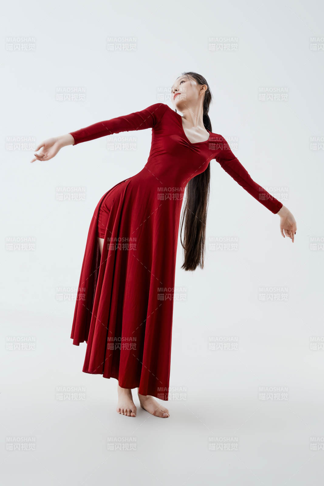 穿着红色长裙翩翩起舞的少女图片