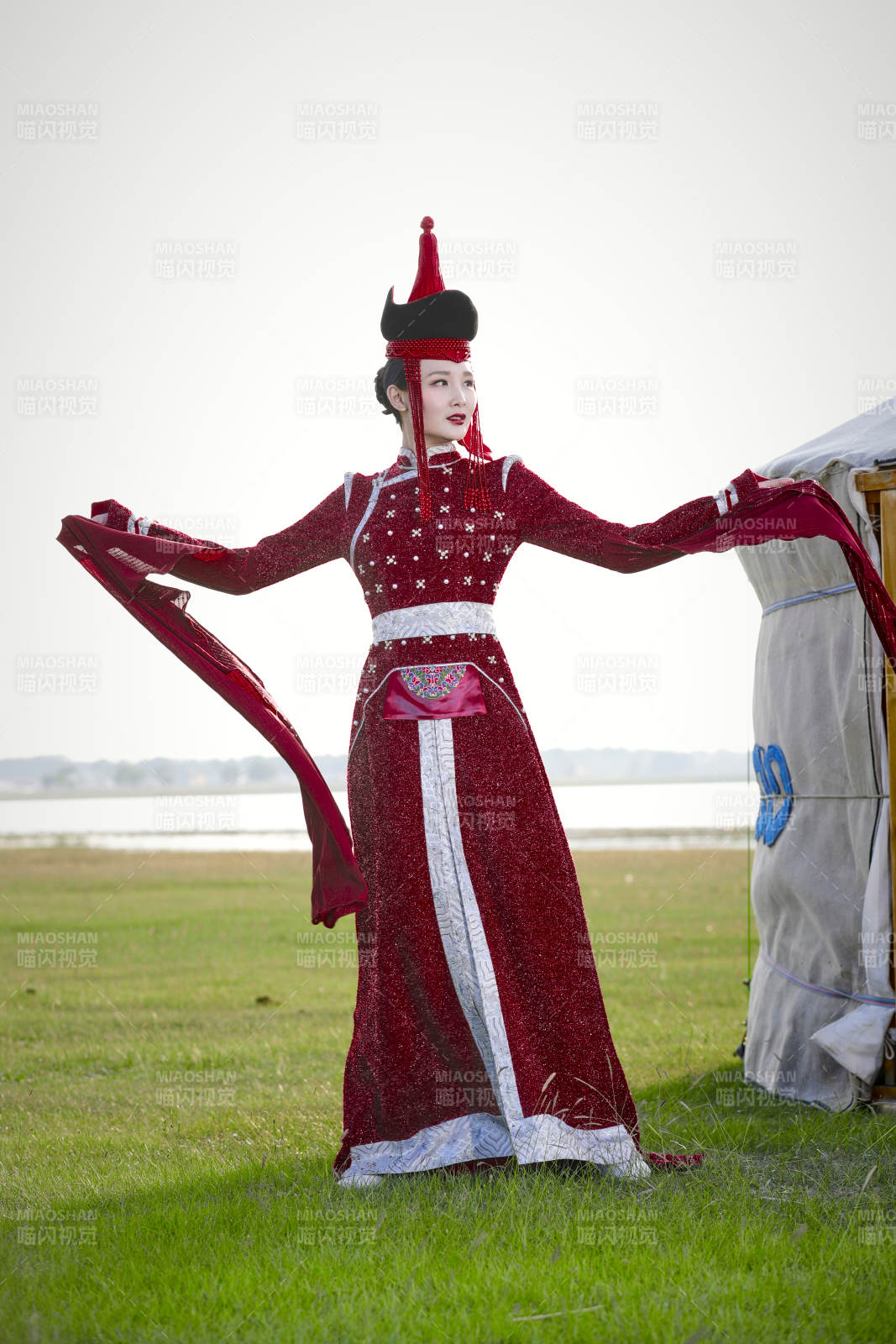 草原上穿着蒙古族传统服饰的亚洲年轻美少女图片