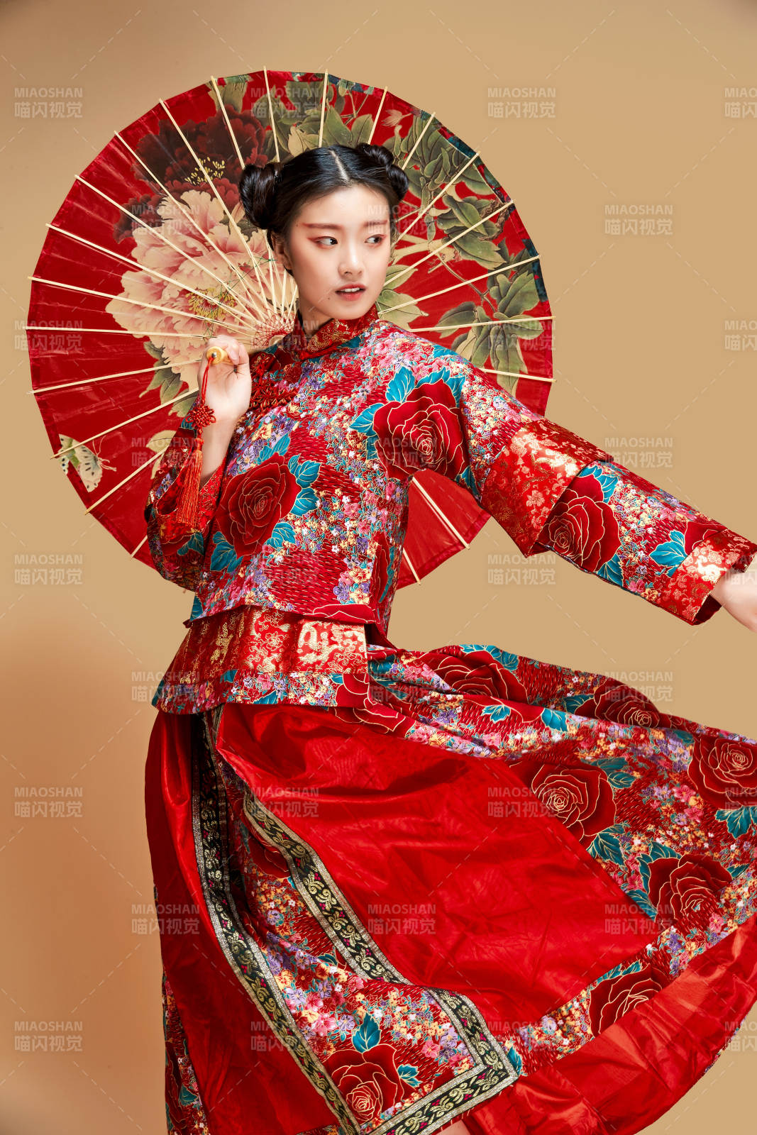 身穿中国秀禾服手撑油纸伞的亚洲女性模特图片