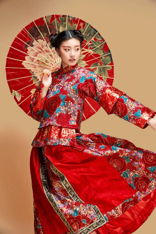 身穿中国秀禾服手撑油纸伞的亚洲女性模特图片