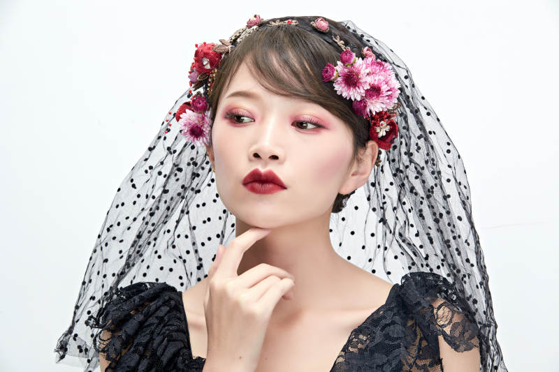 白色背景下的新娘彩妆美女人像图片