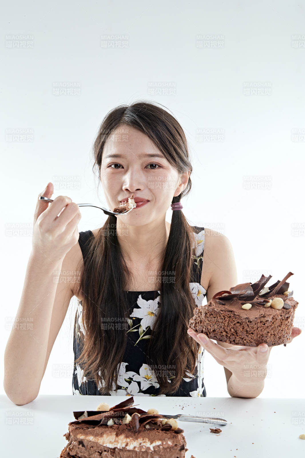 喝红酒品尝蛋糕的年轻女性图片