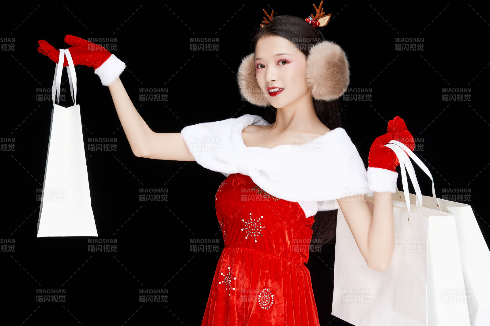 身穿圣诞服饰手提购物袋性感可爱的圣诞女郎图片