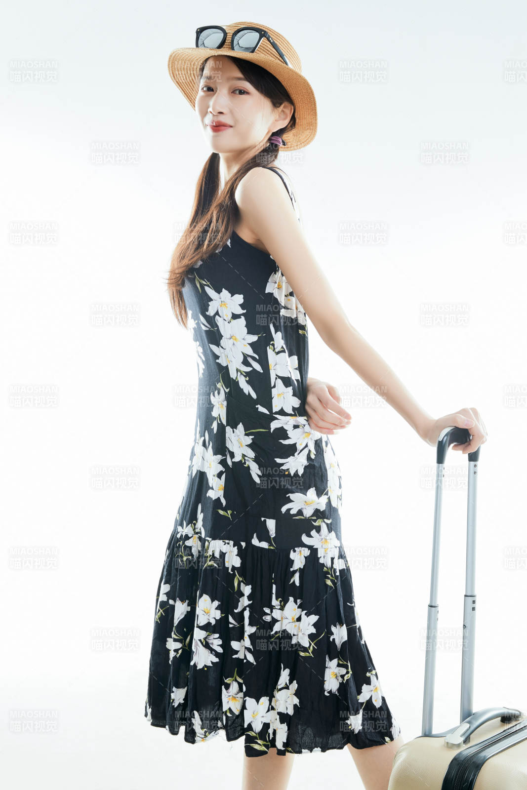 白色背景下准备出发旅行的美丽东方女大学生图片