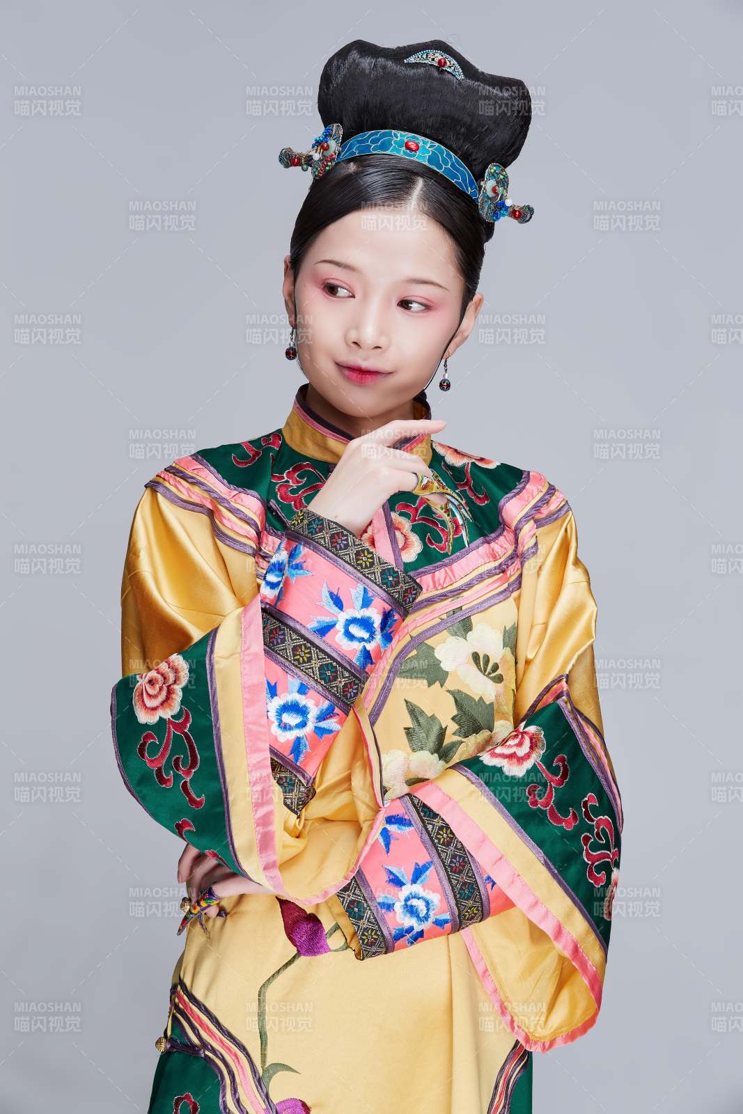 白色背景下的清代女性古装造型清朝古装图片