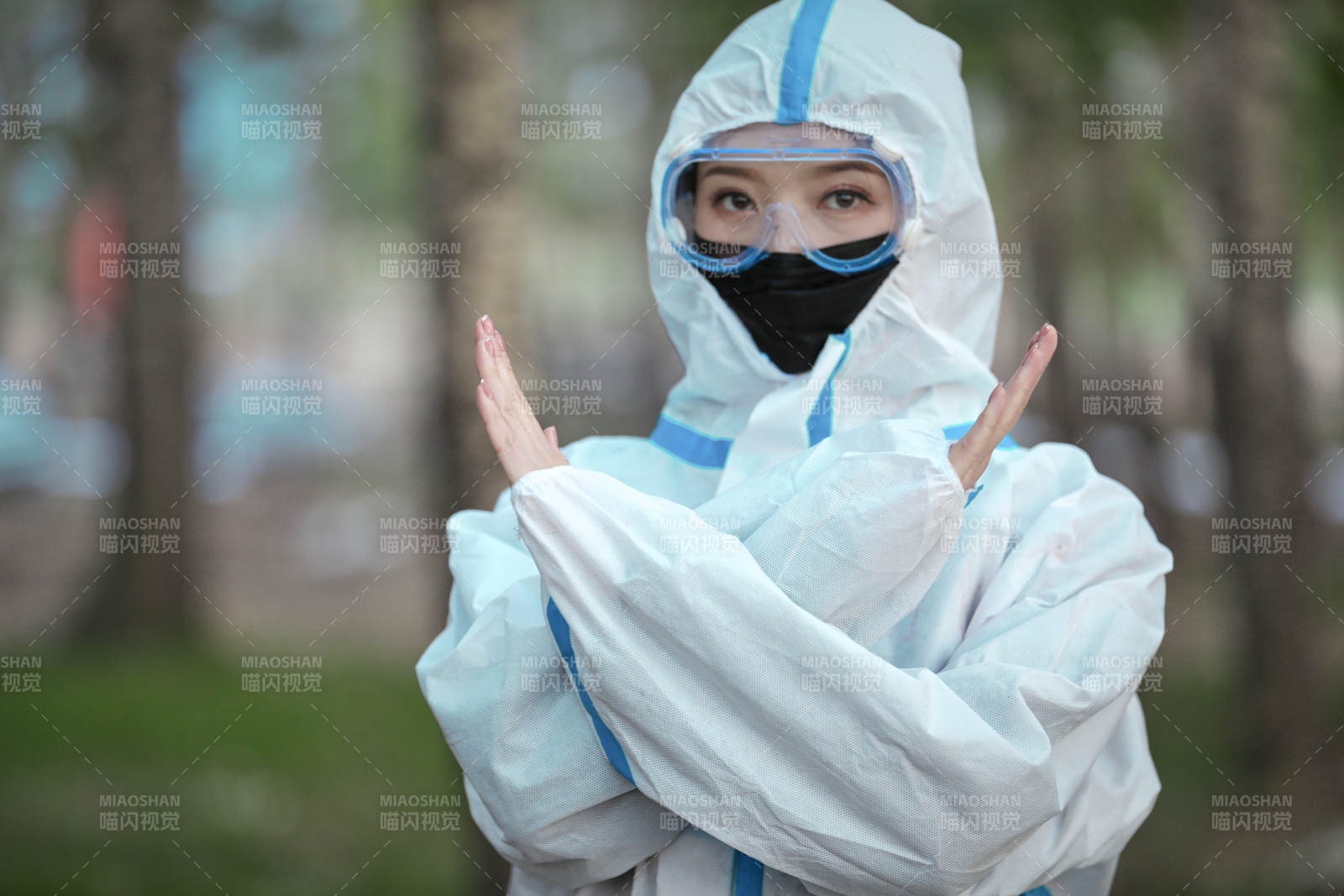 穿白色防护服佩戴护目镜口罩的女性防护人员图片