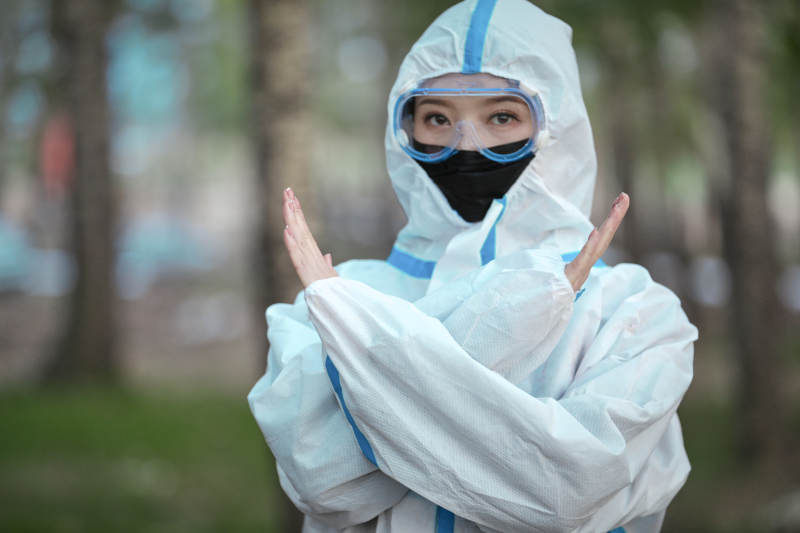 穿白色防护服佩戴护目镜口罩的女性防护人员图片