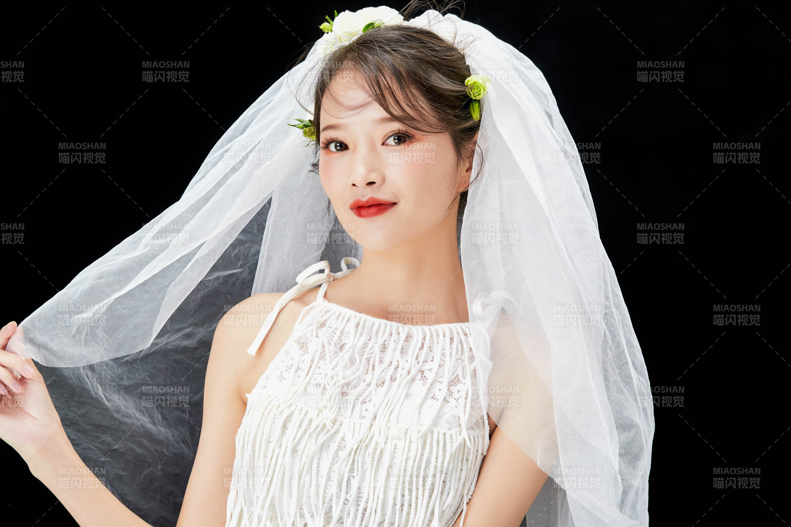 黑色背景下的美妆新娘彩妆人像图片