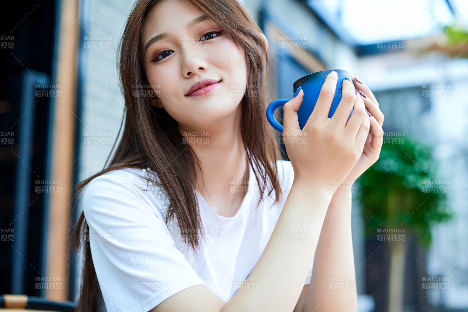 坐在咖啡图书馆吃东西的可爱少女图片