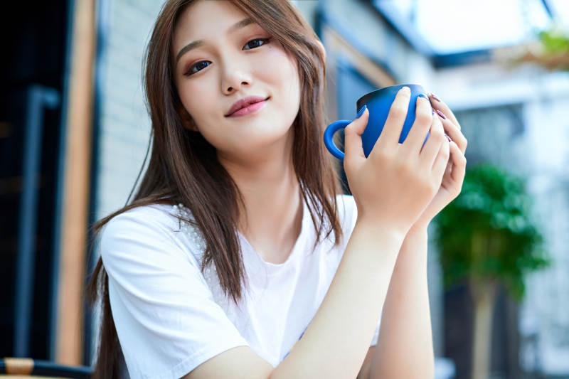 坐在咖啡图书馆吃东西的可爱少女图片